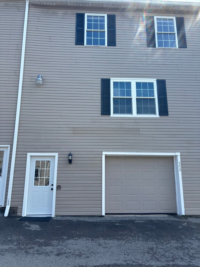 Building Photo - 502 Vista Oaks Dr
