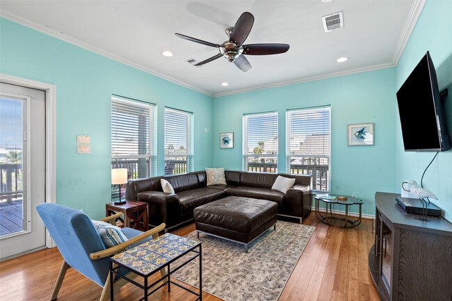 Building Photo - 3923 Reeves Dr