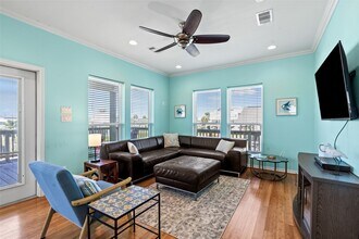 Building Photo - 3923 Reeves Dr