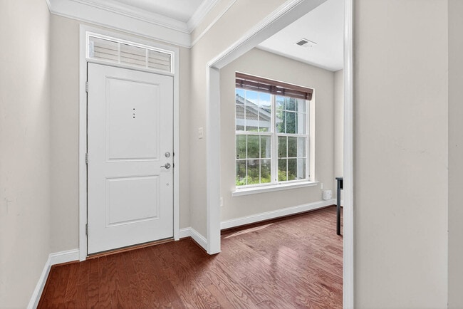 Building Photo - 65 Linden Pl