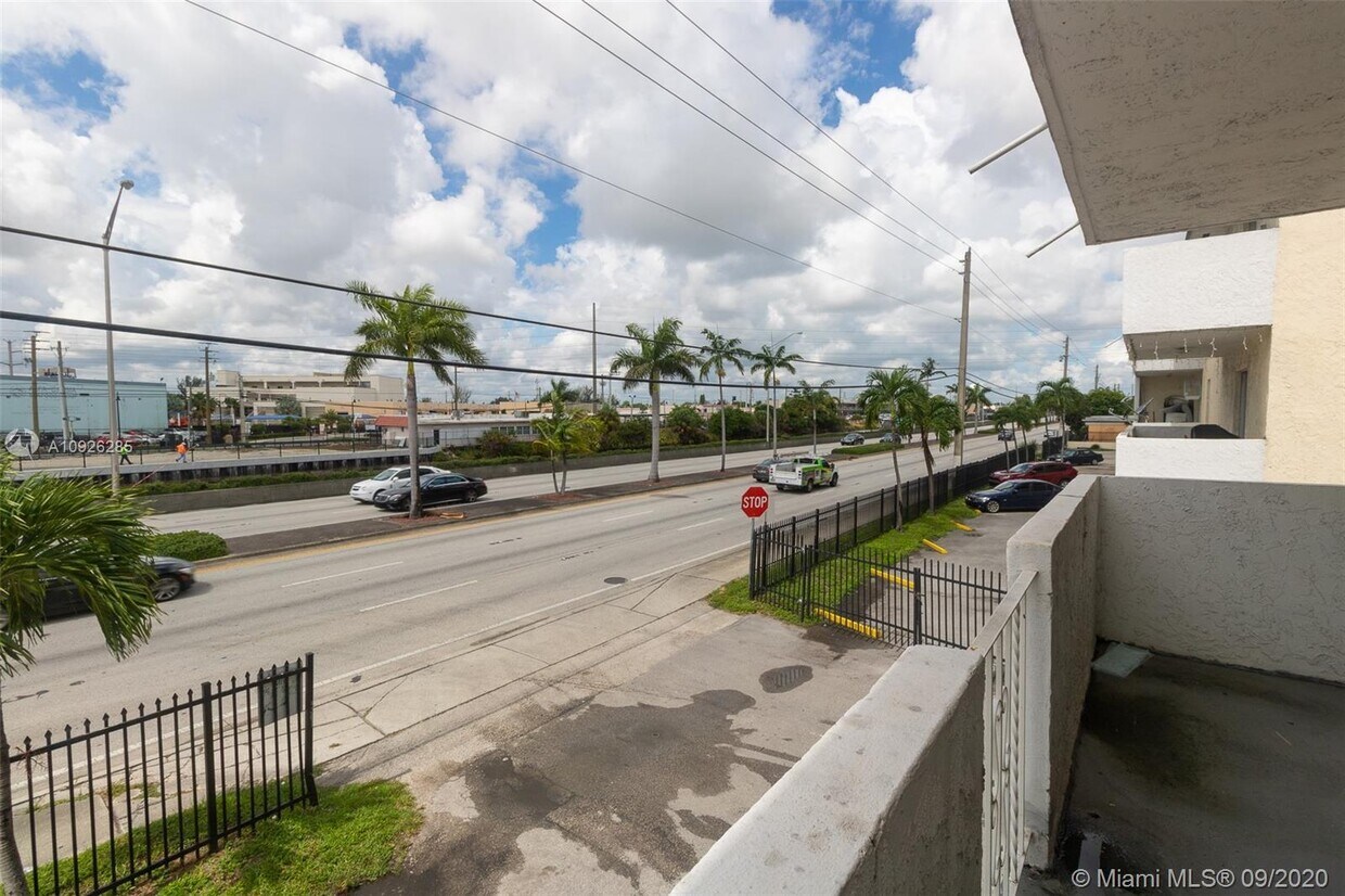 Primary Photo - 2725 W Okeechobee Rd