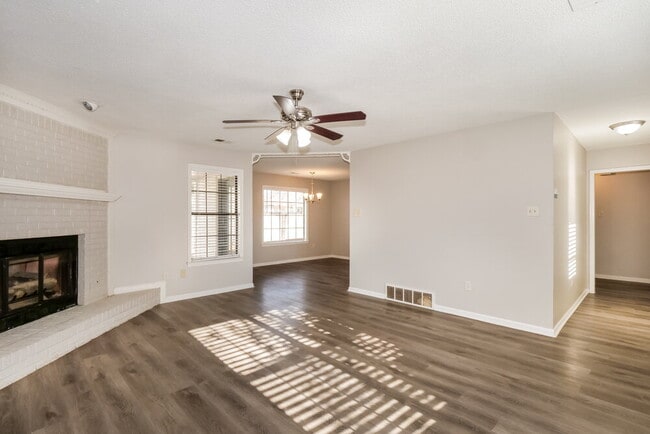 Foto del edificio - 2106 Charles Bryan Rd