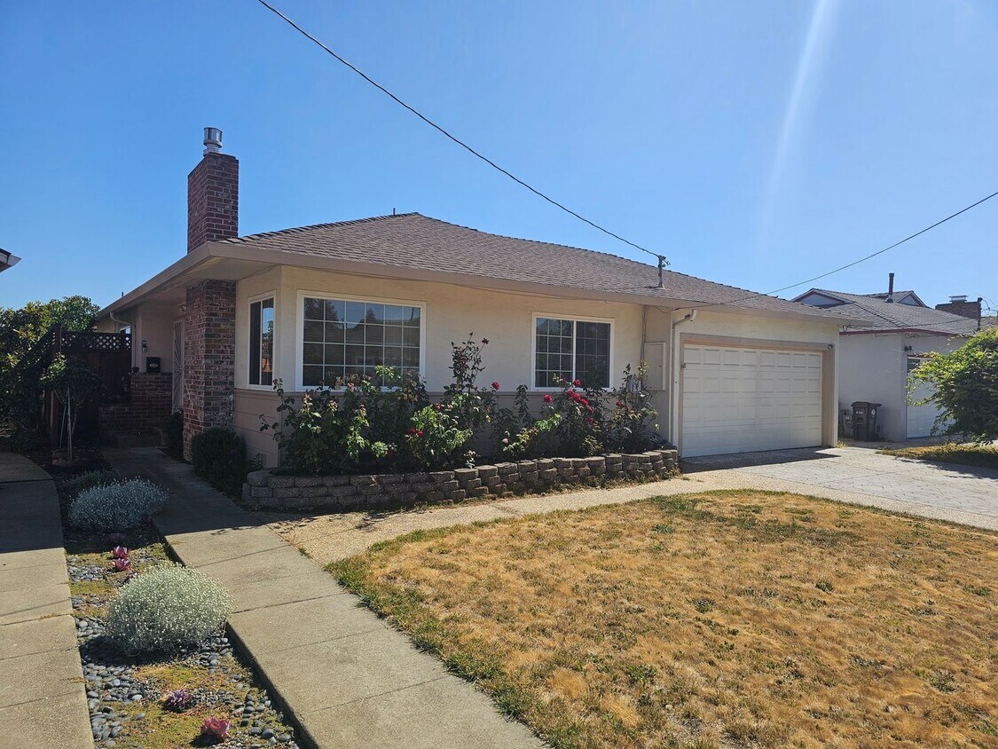 Primary Photo - Charming Castro Valley Home: Spacious Livi...