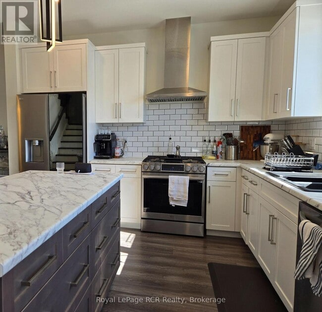 Building Photo - 223 Jackson St E