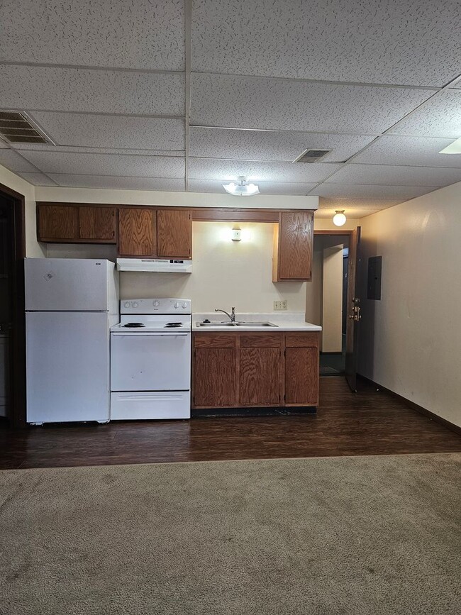 Building Photo - One Bedroom Apartment Downtown