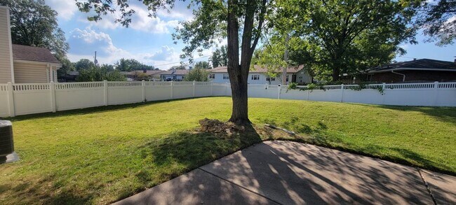 Building Photo - 3 bedroom 3 bathroom house with lots of extras