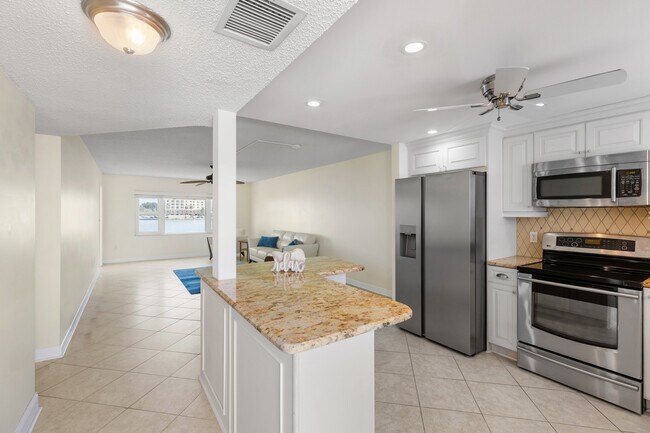Building Photo - 4775 Cove Cir