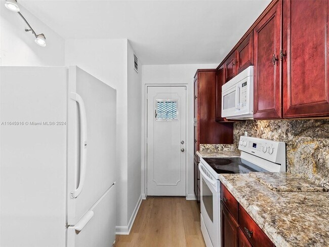 Building Photo - 2310 S Cypress Bend Dr