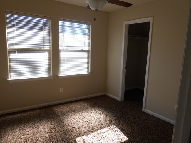 Building Photo - 645 Parkview Ave