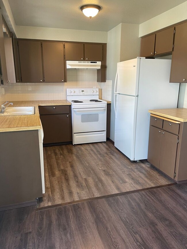 Building Photo - MP99- 1314-1316 W Chelan