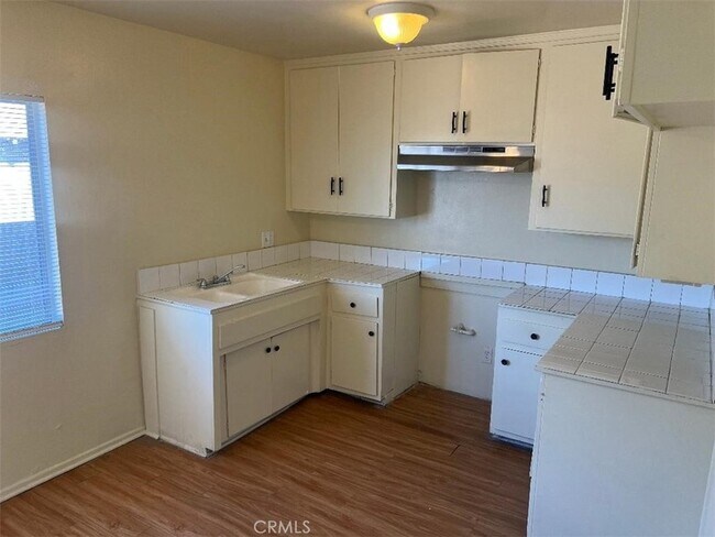 Foto del edificio - 1451 W 105th St