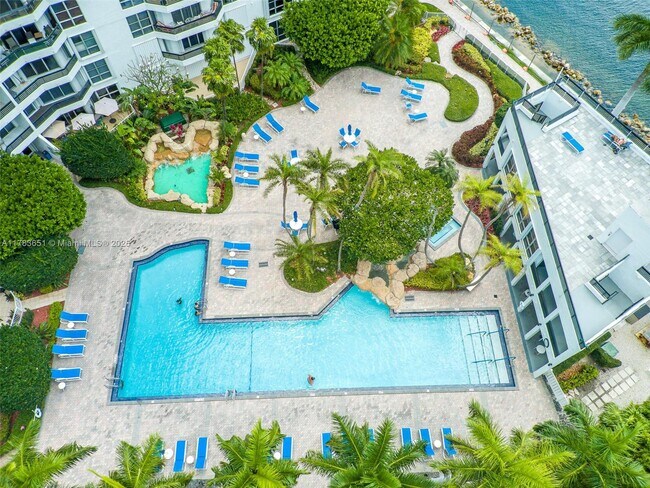 Foto del edificio - 3600 Mystic Pointe Dr