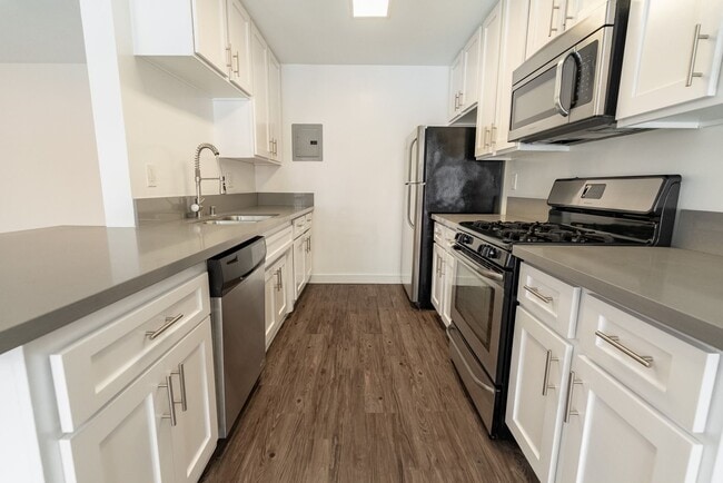 Interior Photo - 616 North Sweetzer Avenue