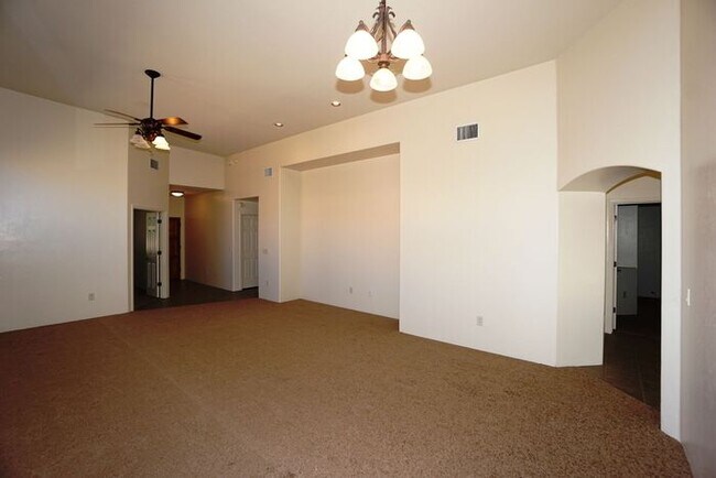Foto del edificio - Spacious 3BR East Tucson Home | 1,889 SQFT & 2-Car Garage
