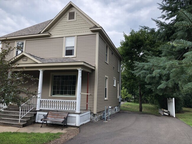 Building Photo - Great 4 Bed 3 Bath! Available June 1st 2025