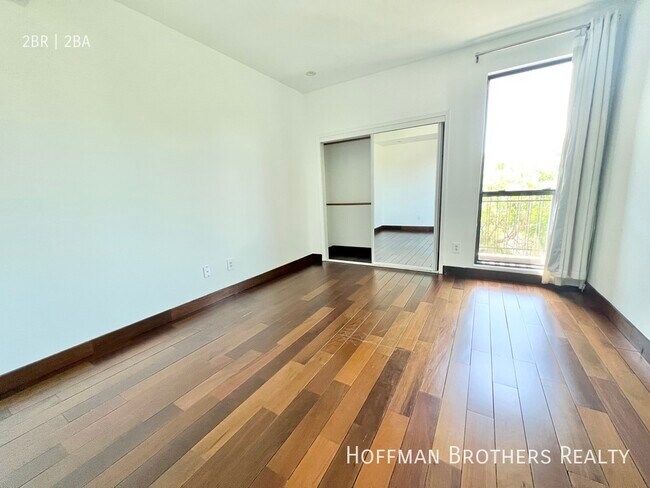 Foto del edificio - 8811 Burton Way