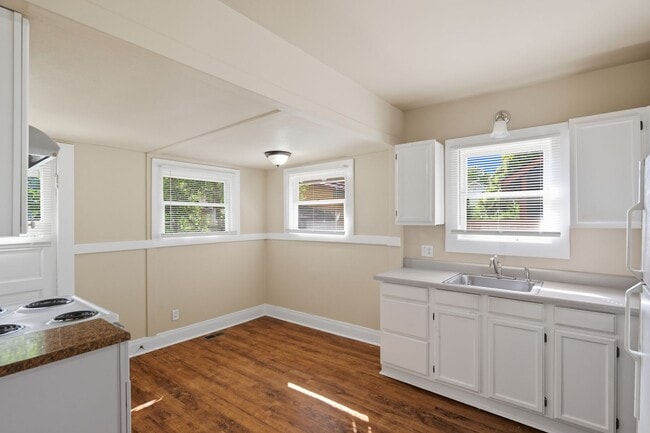 Building Photo - Charming Sellwood Cottage w/ Garage & Fenc...