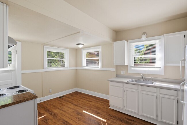 Foto del edificio - Charming Sellwood Cottage w/ Garage & Fenc...