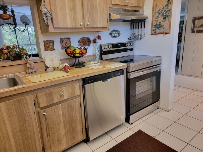 Building Photo - 8415 SW 107th Ave