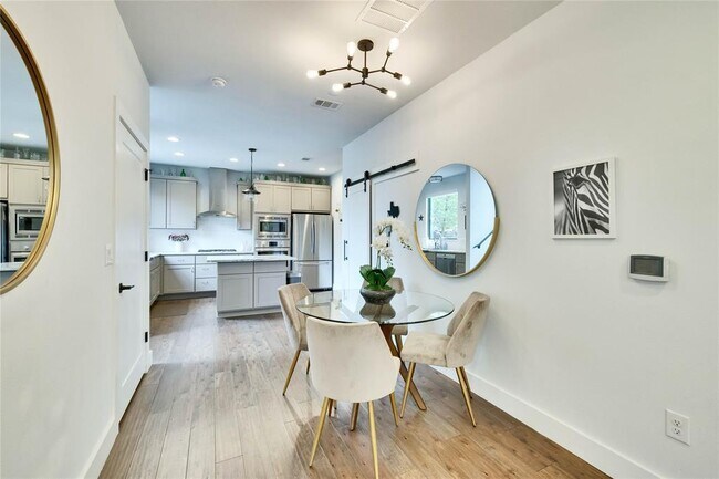 Foto del edificio - 1311 Justin Ln