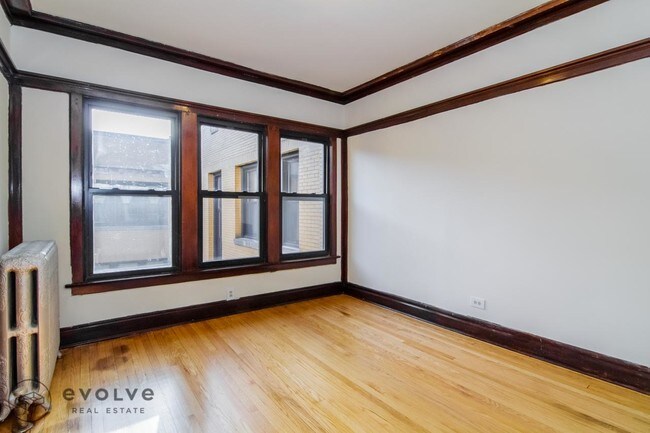 Foto del edificio - 2418 N Sawyer Ave