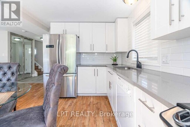 Building Photo - 35 Clute Crescent