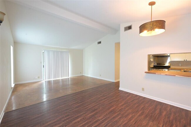 Foto del edificio - 2303 Western Trails Blvd