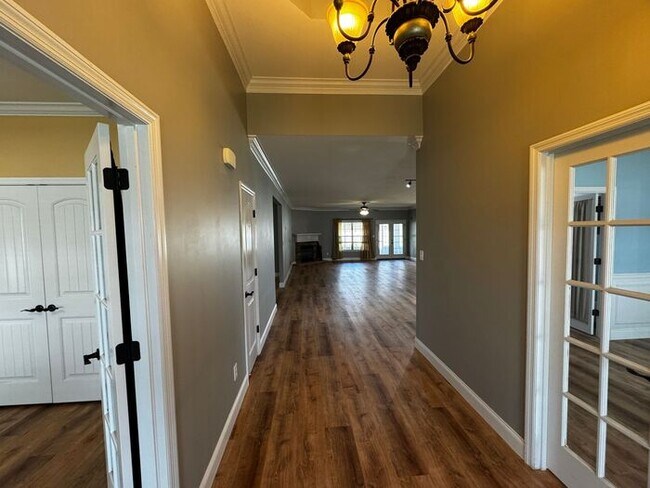 Foto del edificio - Near Redstone Arsenal Gate 1 with fence, storm shelter and AMAZING spa shower in primary suite