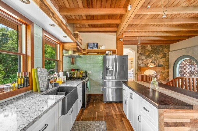 Building Photo - Private Architectural Estate Minutes from Westerly Beaches