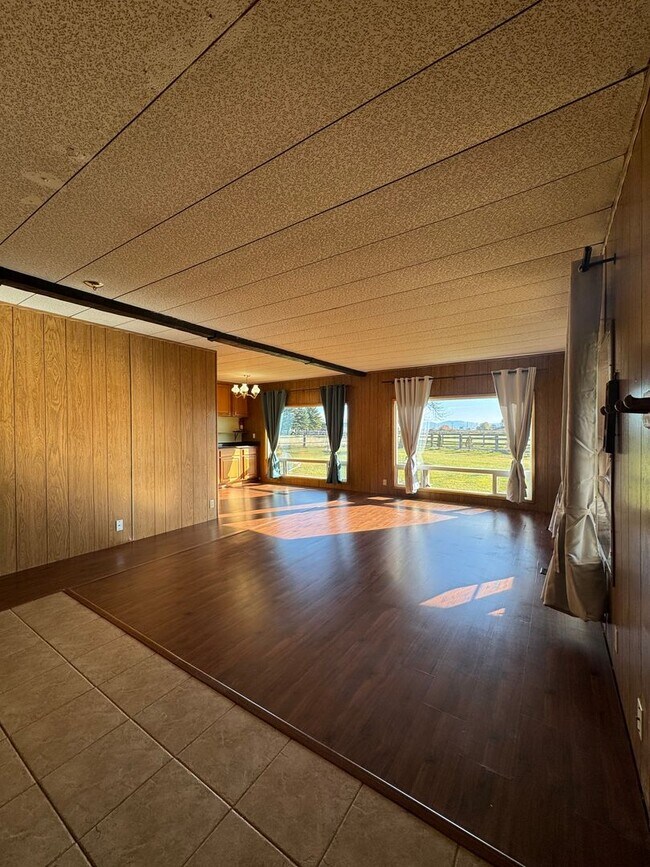 Foto del edificio - Spacious Pet-Friendly Rental on 3 Acres — Perfect for Horse Owners!