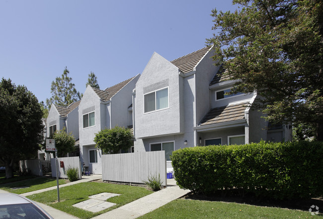 Building Photo - Fountain Circle Townhomes