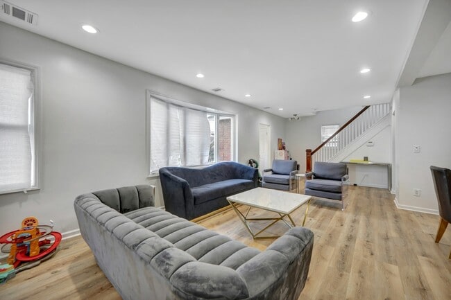 Photo - 167 Rockwood Pl House