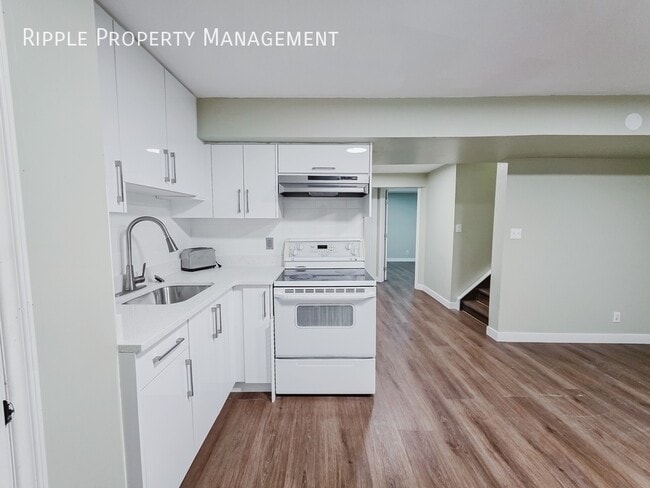 Building Photo - SPACIOUS 1 BEDS, 1 BATHS LOWER UNIT | IN-SUITE LAUNDRY & PRIVATE ENTRY