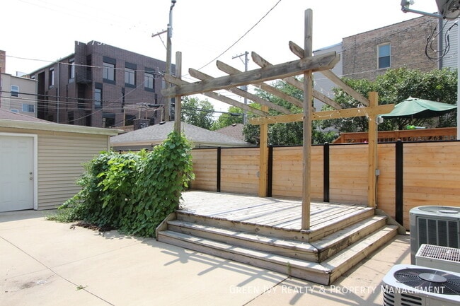 Building Photo - 2 bedroom with Parking Included!