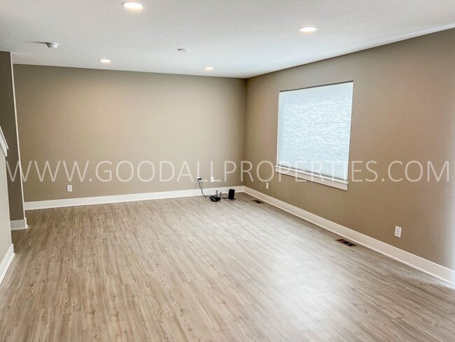 Building Photo - 4-Bedroom, 3.5-Bath Home with Walkout Finished Basement in Norwalk