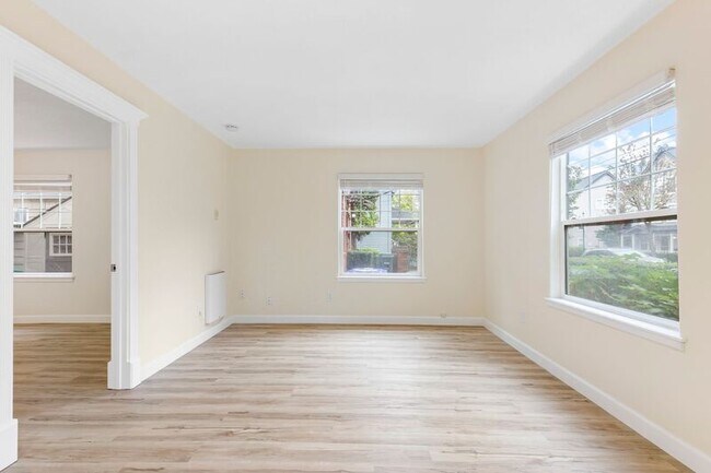 Building Photo - 583 NE Roberts Ave