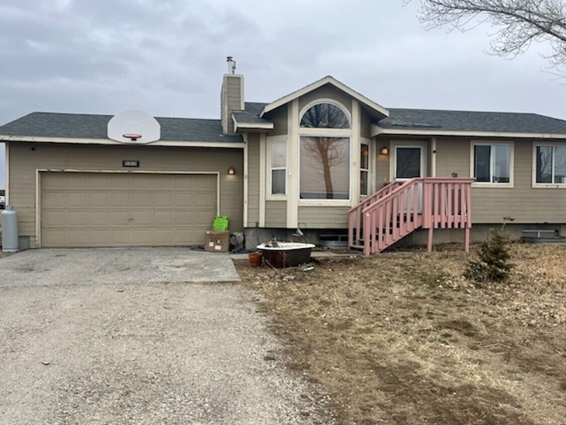 Foto principal - 4-Bedroom Home on 3 Acres – Horse-Friendly...