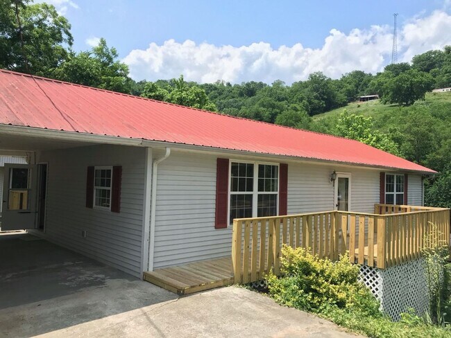 Foto del edificio - Spacious 3-Bedroom Home with Beautiful Views in Downtown Gainesboro