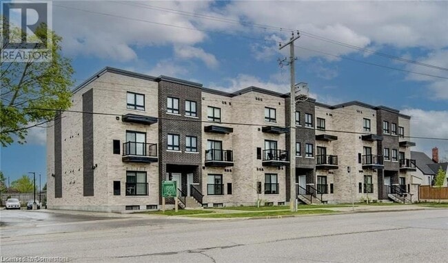 Building Photo - 600 Victoria St S