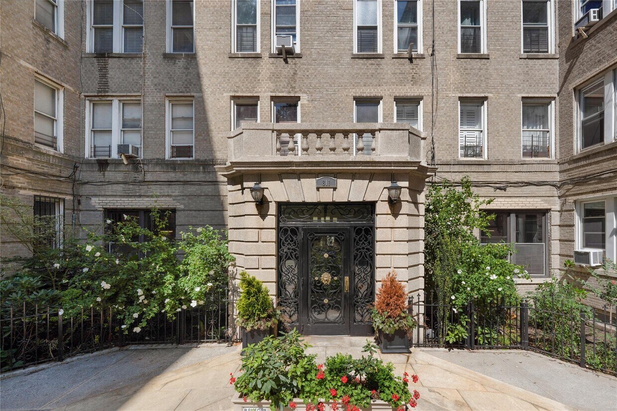 Primary Photo - 811 Walton Ave