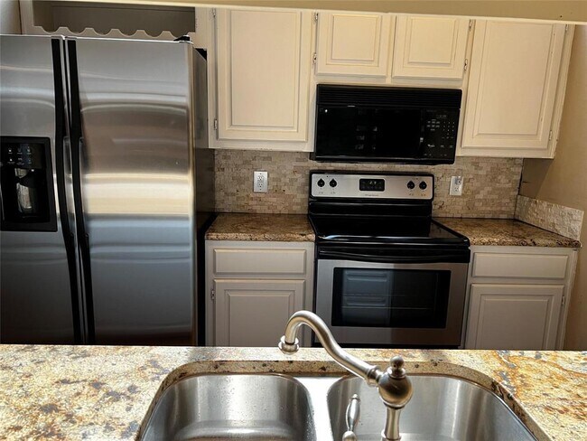 Kitchen Appliances - 4114 Wycliff Ave