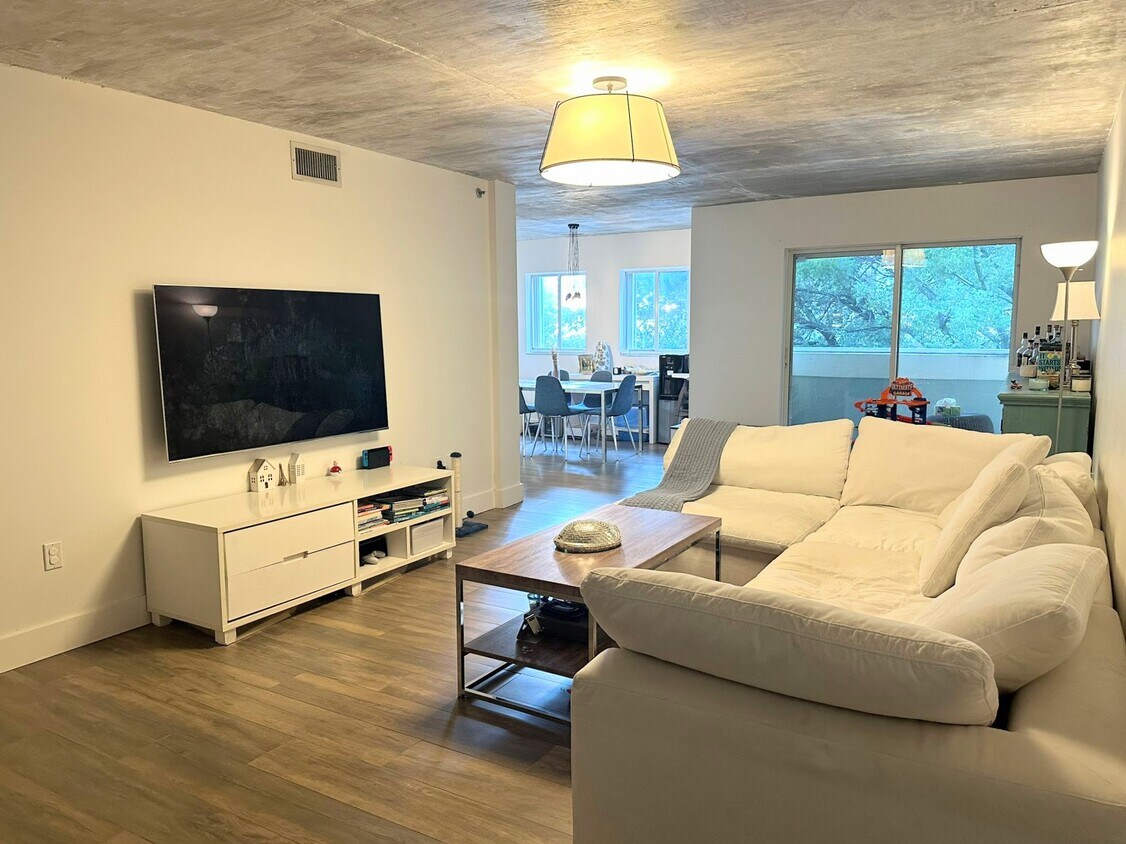 Living - 201 NW 7th St
