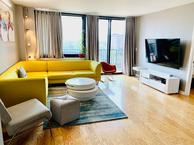 Living room - 700 Grove St