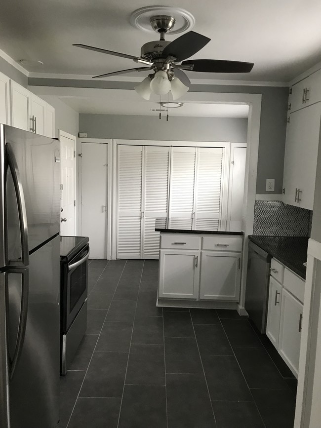 Kitchen - 1401 Hurley Ave