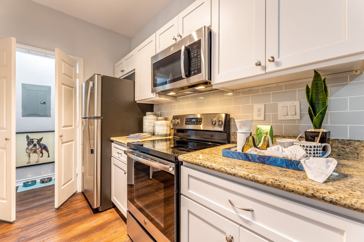 Foto principal - Lakeside Living with 1 Month Free!