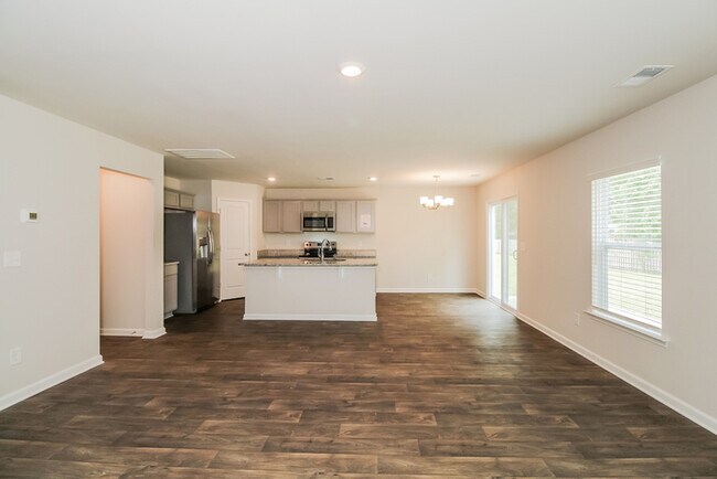 Building Photo - Beautiful Home near Fort Jackson, Shaw Air...