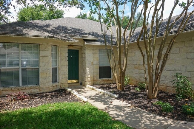 Building Photo - 2627 Goldfinch Dr