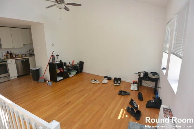 Building Photo - 10 Shepard St