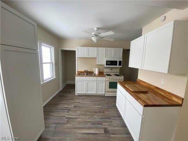 Foto del edificio - 8221 Grand Division Ave