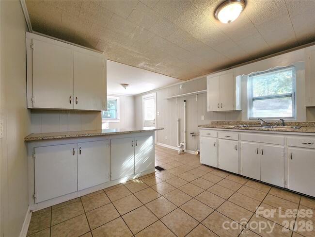 Building Photo - 317 Westview St